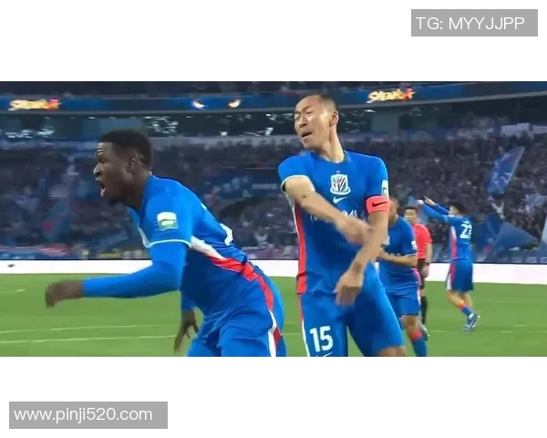 恒大与上海申花激战正酣争夺中超联赛关键三分的精彩对决