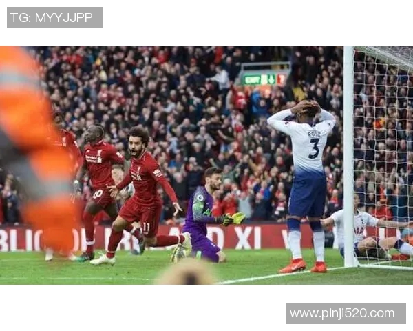 曼联热刺激战看台球迷热情高涨共同见证精彩对决